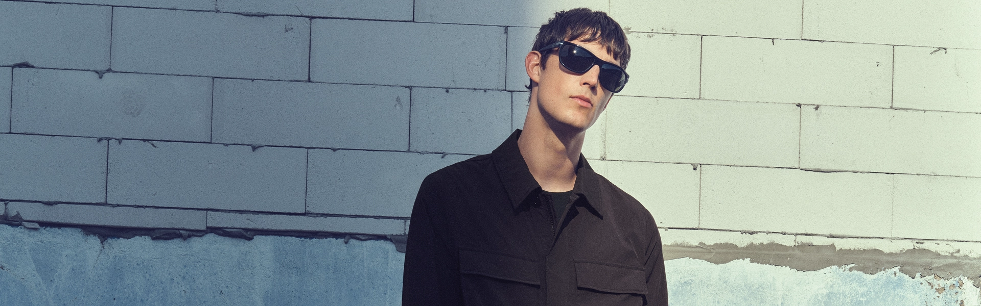 Moderne Herrenmode in Potsdam: Lässiger Streetstyle mit urbanem Flair – schwarzes Overshirt, Sonnenbrille und cooler Look für den stilbewussten Mann.