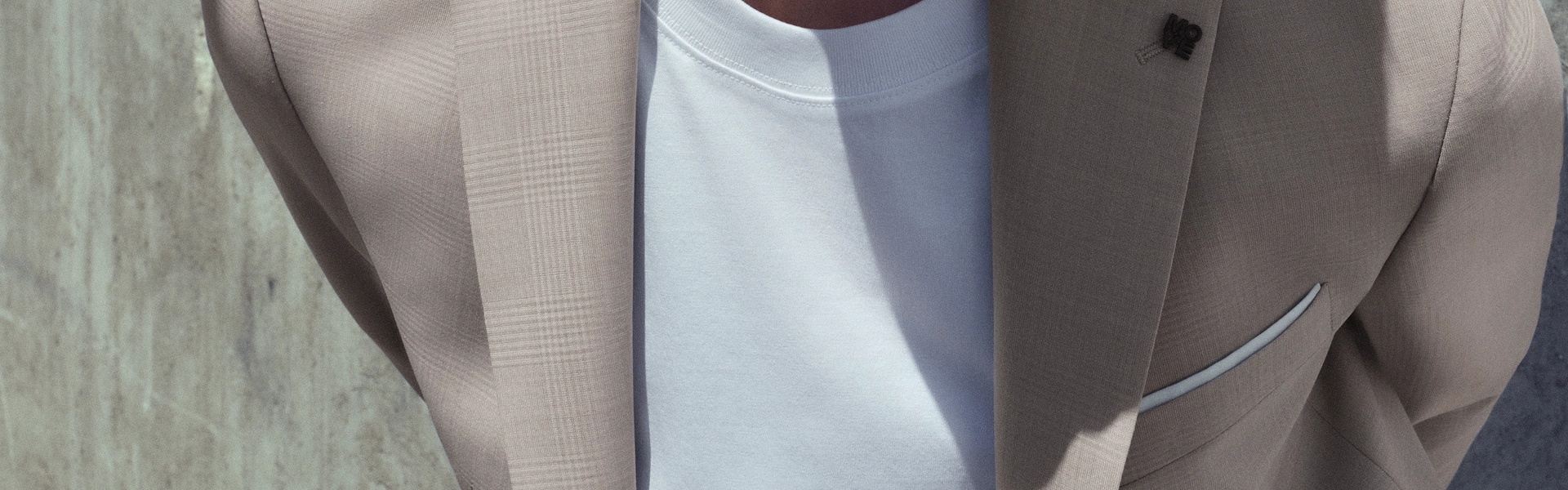 Elegante Herrenmode für festliche Anlässe in Potsdam: Stilvolles beigefarbenes Sakko kombiniert mit einem klassischen weißen Shirt – ideal für Abschlussbälle, Hochzeiten oder gehobene Events.
