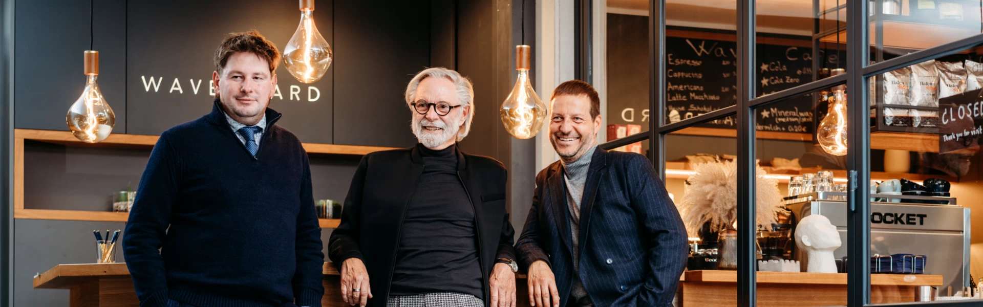 Drei stilvoll gekleidete Männer in Anzug im modernen Business-Look bei der persönlichen Stilberatung.